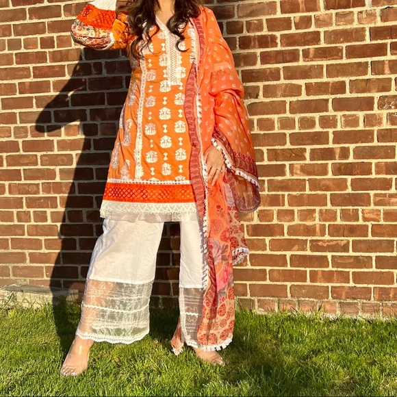 Sobia Nazars Lawn Suit Set size small - Picture 6 of 7